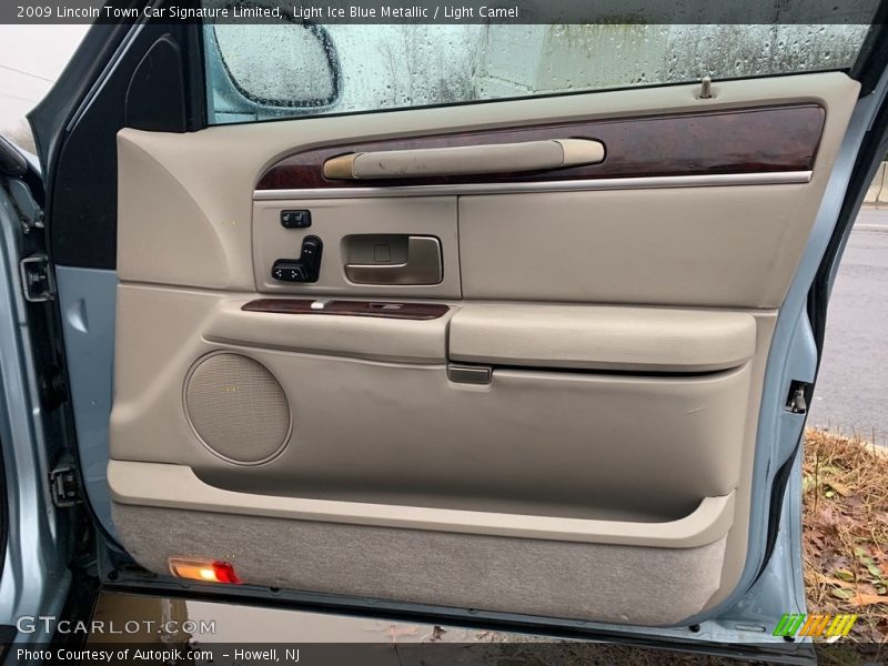 Light Ice Blue Metallic / Light Camel 2009 Lincoln Town Car Signature Limited
