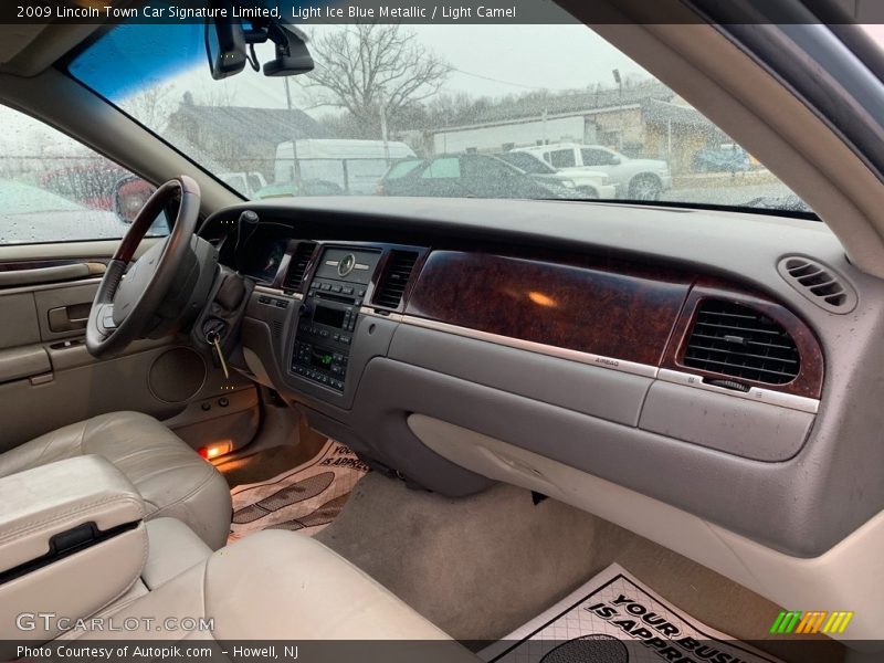 Light Ice Blue Metallic / Light Camel 2009 Lincoln Town Car Signature Limited