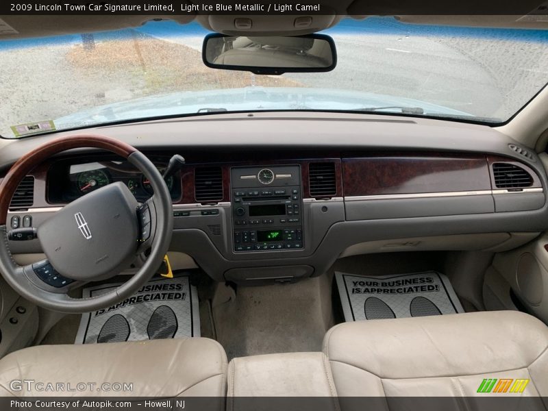 Light Ice Blue Metallic / Light Camel 2009 Lincoln Town Car Signature Limited