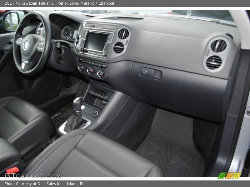 Reflex Silver Metallic / Charcoal 2017 Volkswagen Tiguan S
