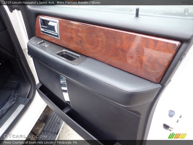 Door Panel of 2016 Navigator L Select 4x4