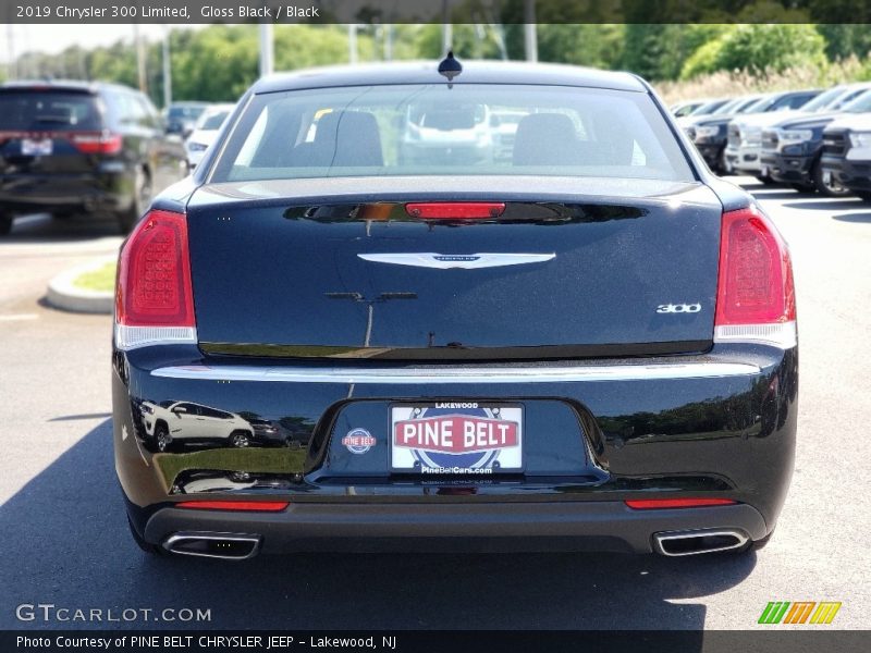 Gloss Black / Black 2019 Chrysler 300 Limited