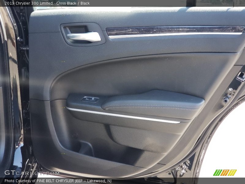 Gloss Black / Black 2019 Chrysler 300 Limited