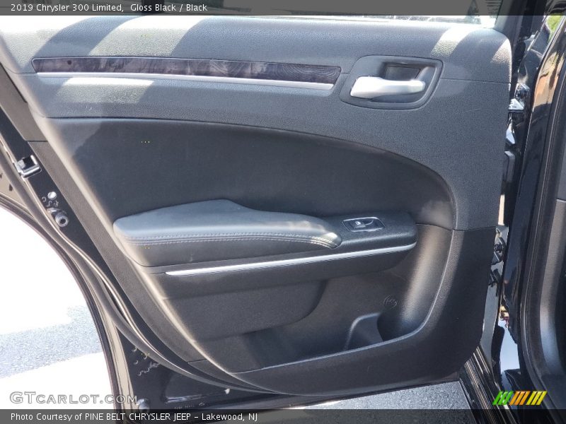 Gloss Black / Black 2019 Chrysler 300 Limited
