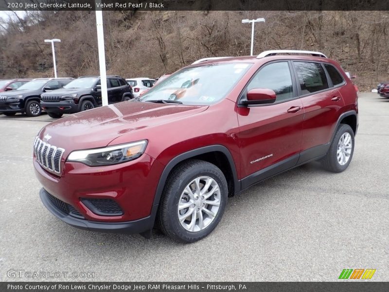 Front 3/4 View of 2020 Cherokee Latitude