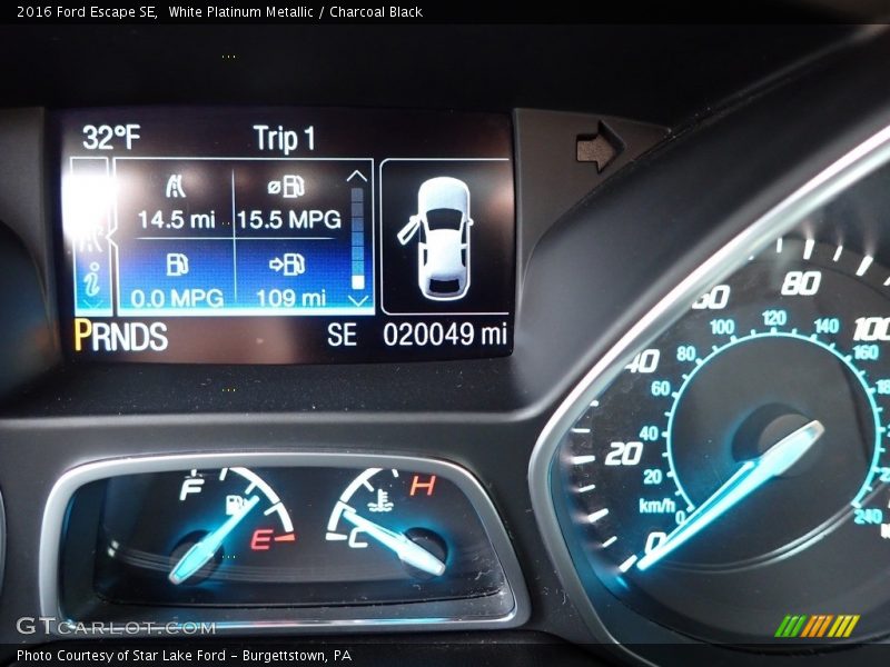 White Platinum Metallic / Charcoal Black 2016 Ford Escape SE