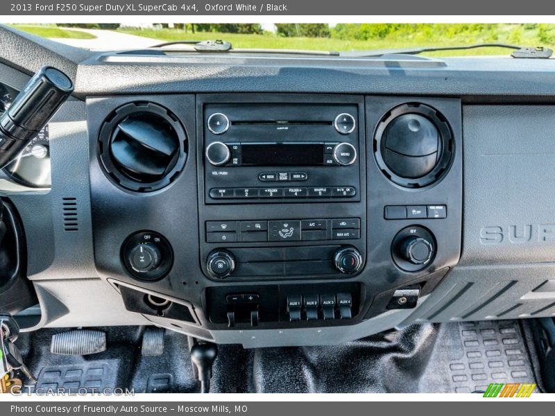 Oxford White / Black 2013 Ford F250 Super Duty XL SuperCab 4x4