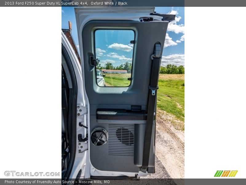 Oxford White / Black 2013 Ford F250 Super Duty XL SuperCab 4x4