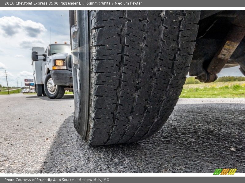 Summit White / Medium Pewter 2016 Chevrolet Express 3500 Passenger LT