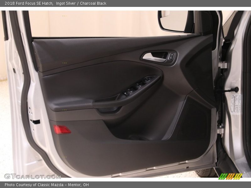 Ingot Silver / Charcoal Black 2018 Ford Focus SE Hatch
