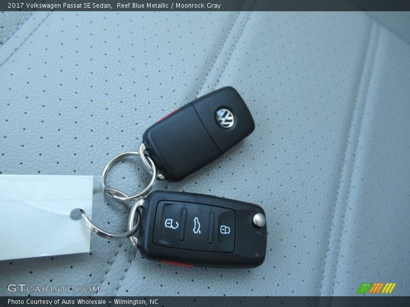 Reef Blue Metallic / Moonrock Gray 2017 Volkswagen Passat SE Sedan