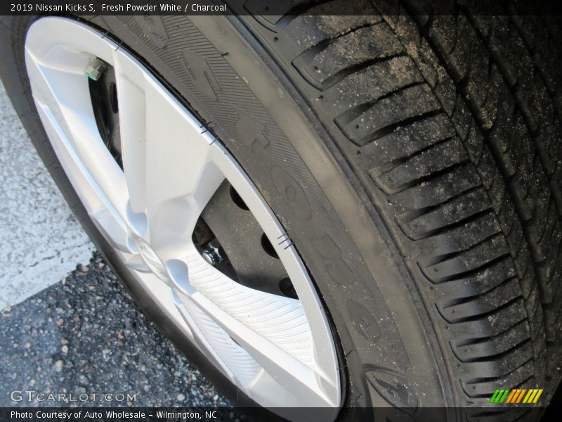 Fresh Powder White / Charcoal 2019 Nissan Kicks S