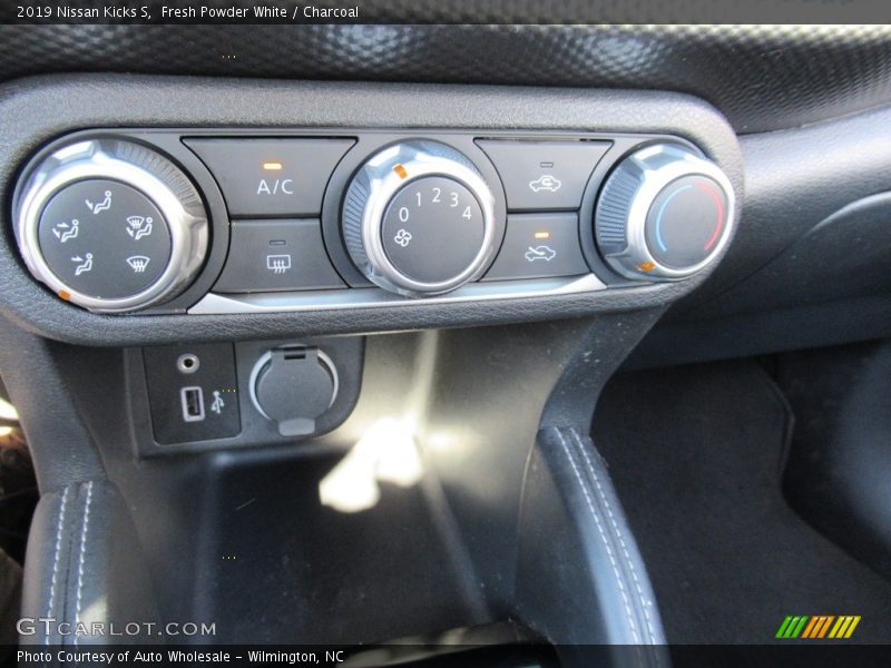 Fresh Powder White / Charcoal 2019 Nissan Kicks S