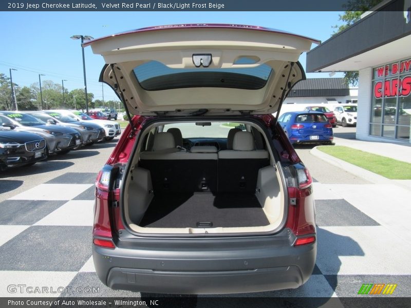 Velvet Red Pearl / Black/Light Frost Beige 2019 Jeep Cherokee Latitude