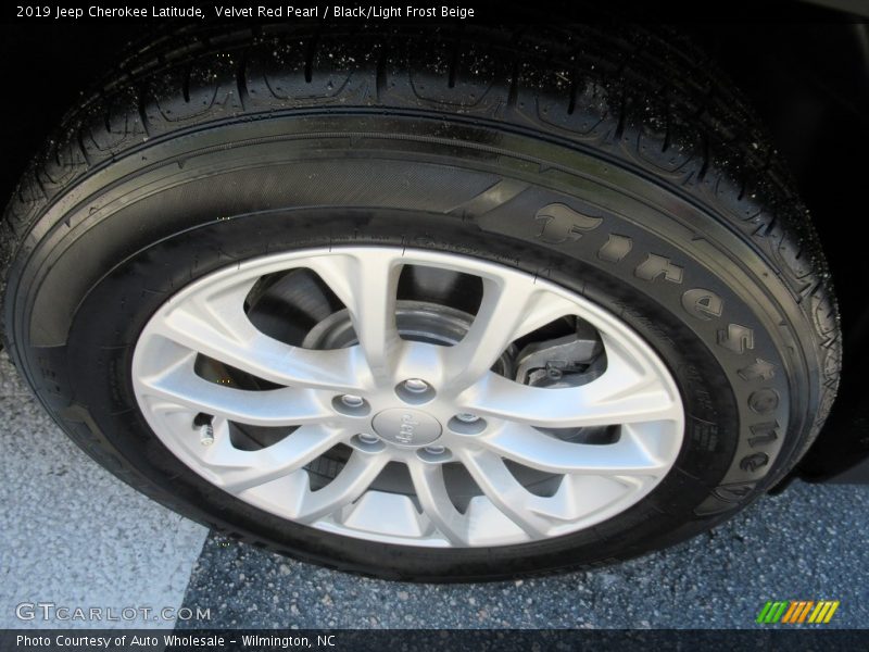 Velvet Red Pearl / Black/Light Frost Beige 2019 Jeep Cherokee Latitude