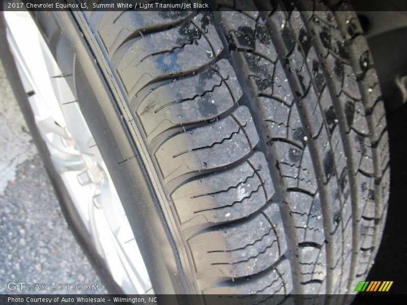 Summit White / Light Titanium/Jet Black 2017 Chevrolet Equinox LS
