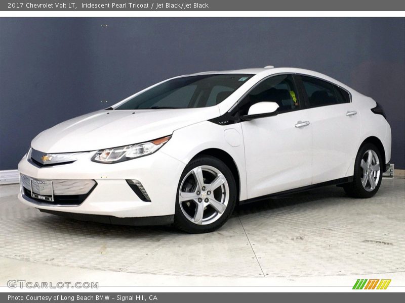 Front 3/4 View of 2017 Volt LT