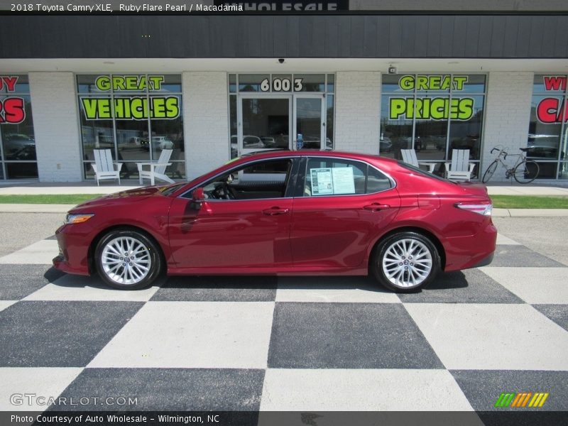 Ruby Flare Pearl / Macadamia 2018 Toyota Camry XLE