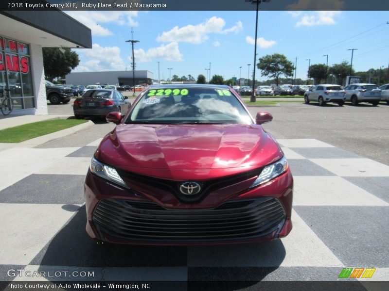 Ruby Flare Pearl / Macadamia 2018 Toyota Camry XLE