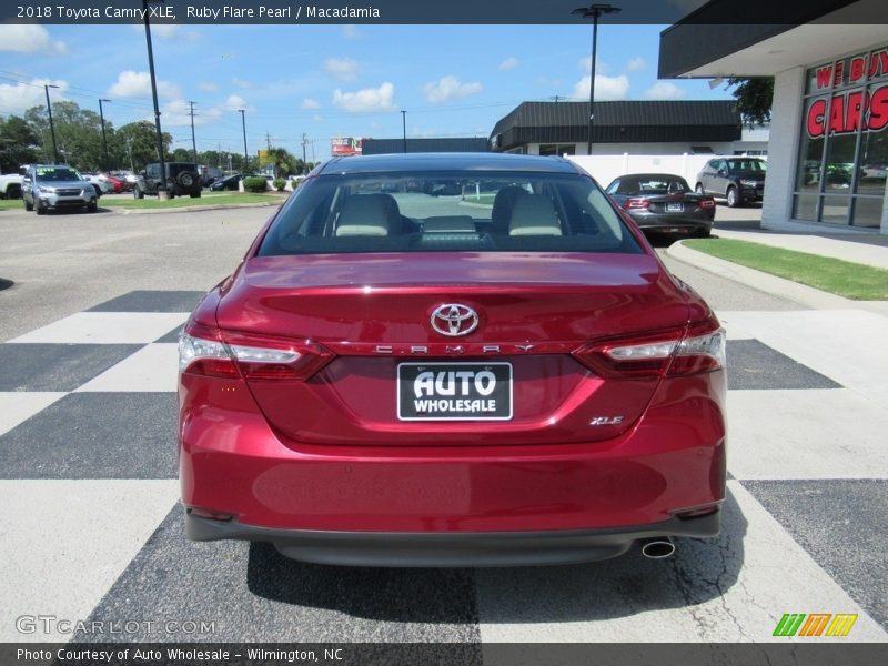 Ruby Flare Pearl / Macadamia 2018 Toyota Camry XLE