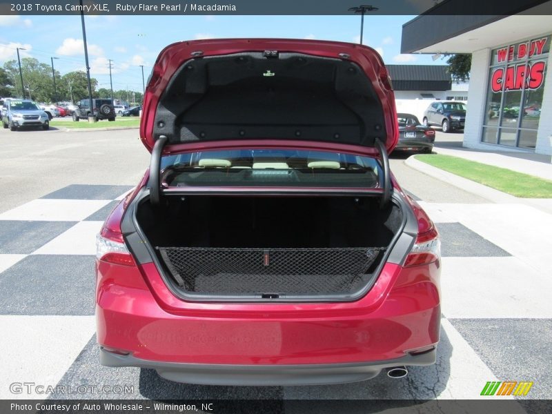 Ruby Flare Pearl / Macadamia 2018 Toyota Camry XLE