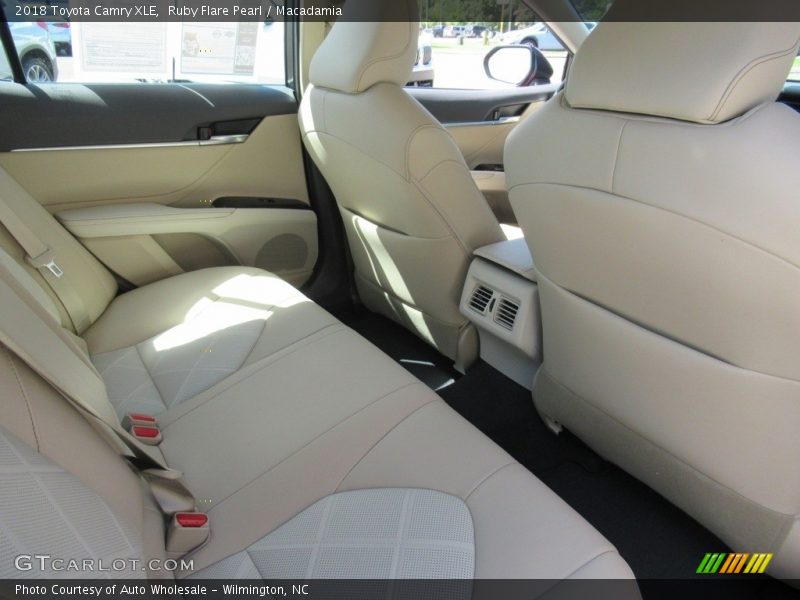 Ruby Flare Pearl / Macadamia 2018 Toyota Camry XLE