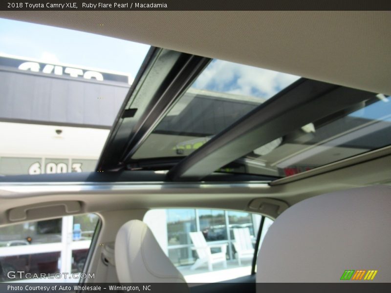 Ruby Flare Pearl / Macadamia 2018 Toyota Camry XLE