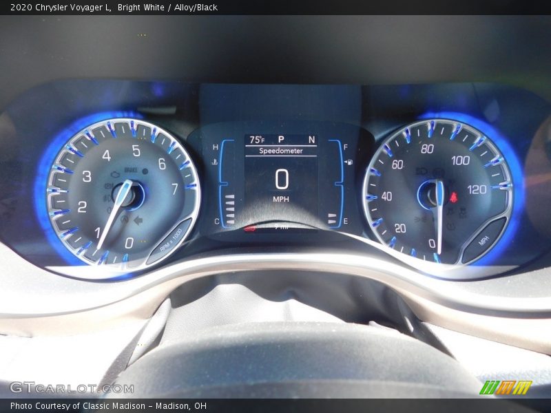 Bright White / Alloy/Black 2020 Chrysler Voyager L