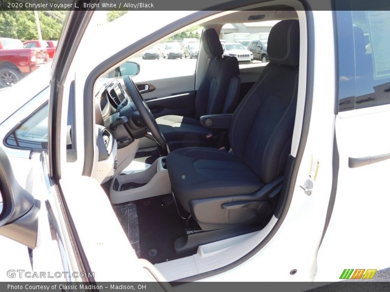 Bright White / Alloy/Black 2020 Chrysler Voyager L