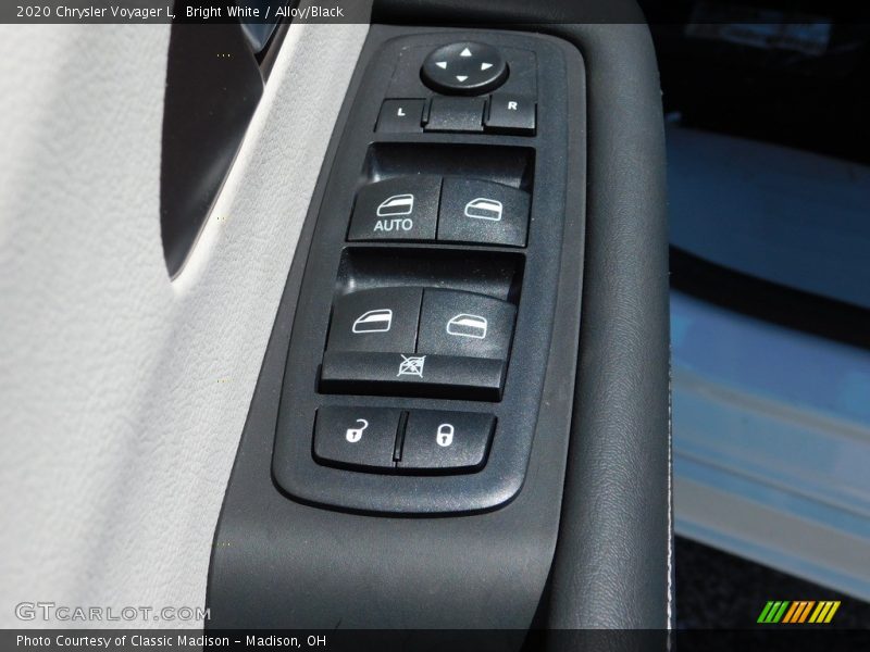 Bright White / Alloy/Black 2020 Chrysler Voyager L