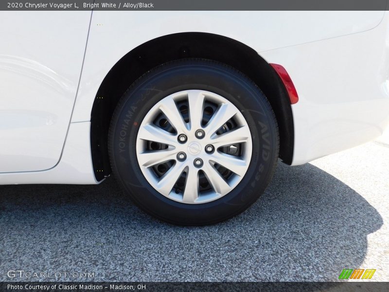 Bright White / Alloy/Black 2020 Chrysler Voyager L