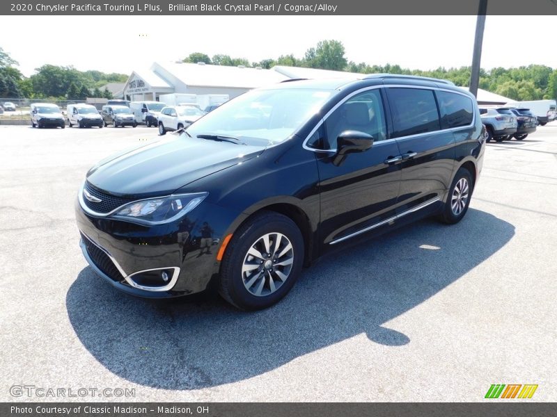 Front 3/4 View of 2020 Pacifica Touring L Plus