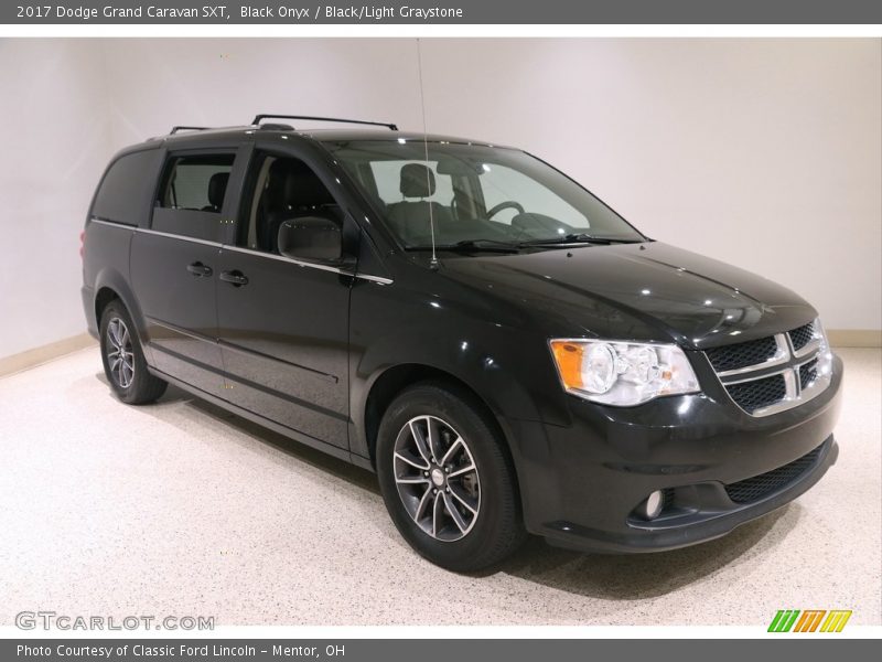 Front 3/4 View of 2017 Grand Caravan SXT