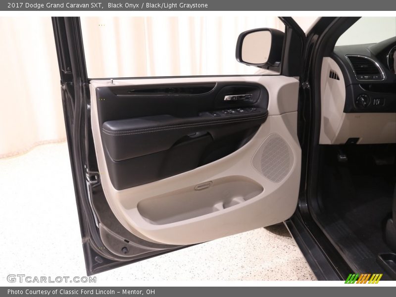 Black Onyx / Black/Light Graystone 2017 Dodge Grand Caravan SXT