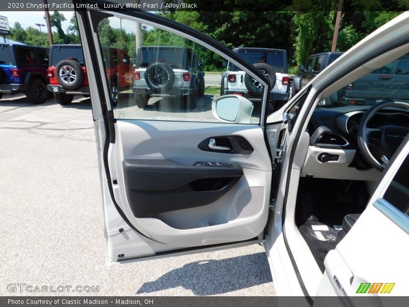 Luxury White Pearl / Alloy/Black 2020 Chrysler Pacifica Limited