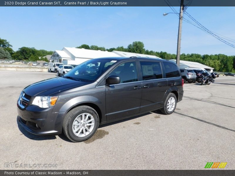 Front 3/4 View of 2020 Grand Caravan SXT