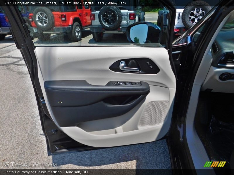 Brilliant Black Crystal Pearl / Alloy/Black 2020 Chrysler Pacifica Limited