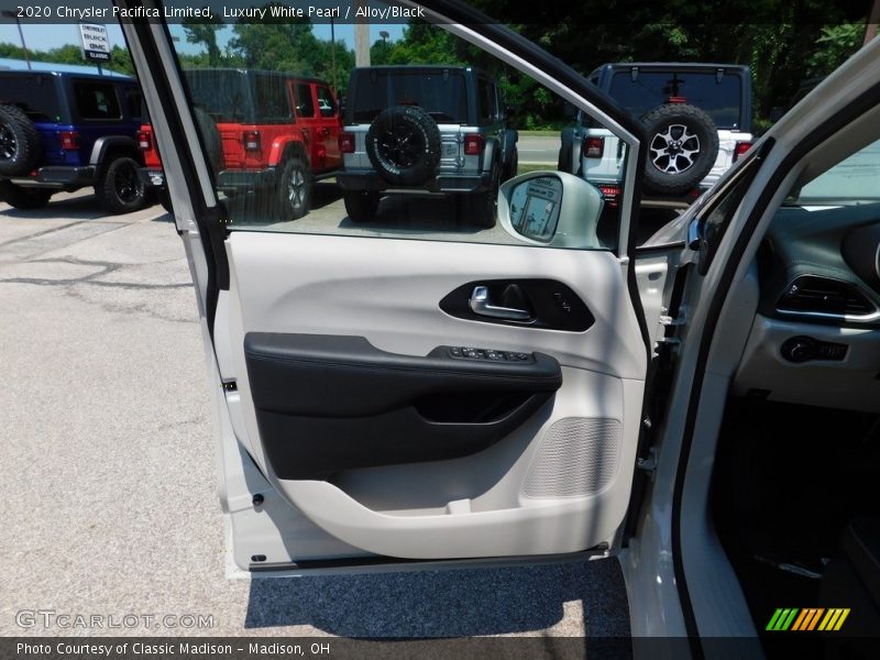 Luxury White Pearl / Alloy/Black 2020 Chrysler Pacifica Limited