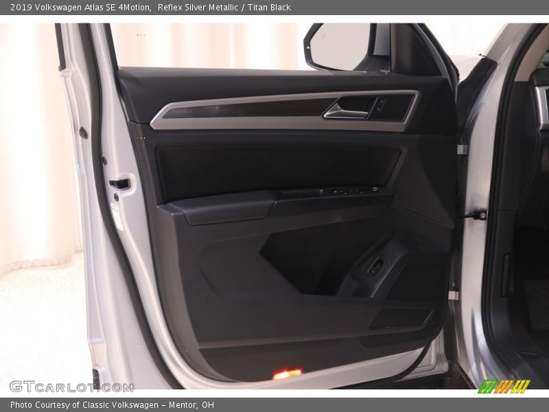Reflex Silver Metallic / Titan Black 2019 Volkswagen Atlas SE 4Motion