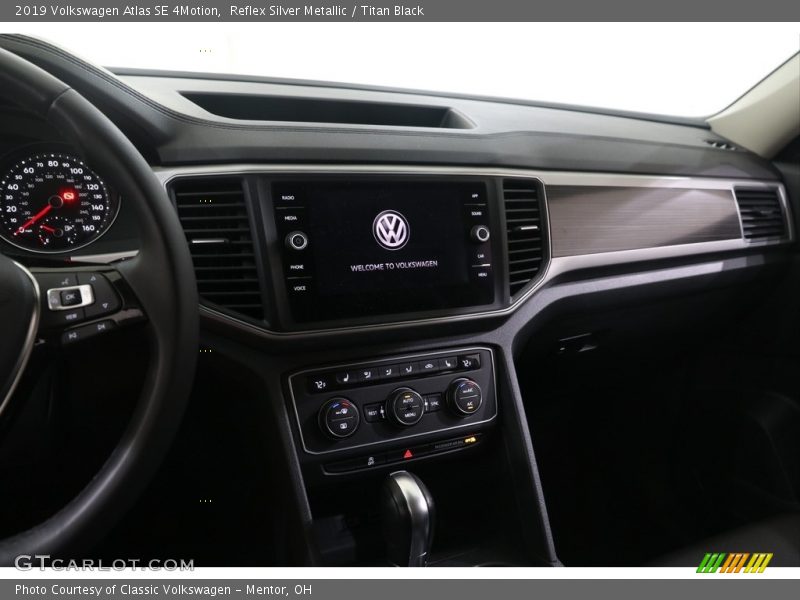 Reflex Silver Metallic / Titan Black 2019 Volkswagen Atlas SE 4Motion