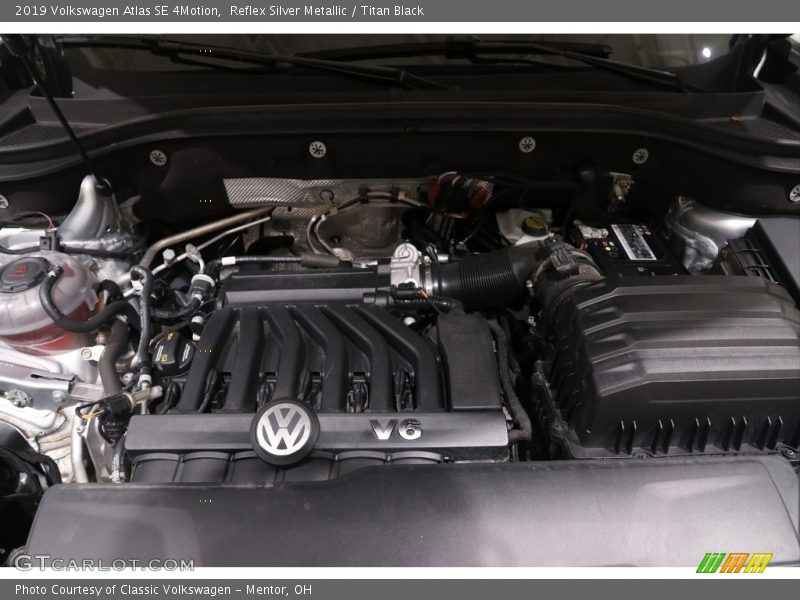 Reflex Silver Metallic / Titan Black 2019 Volkswagen Atlas SE 4Motion