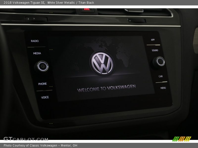 White Silver Metallic / Titan Black 2018 Volkswagen Tiguan SE