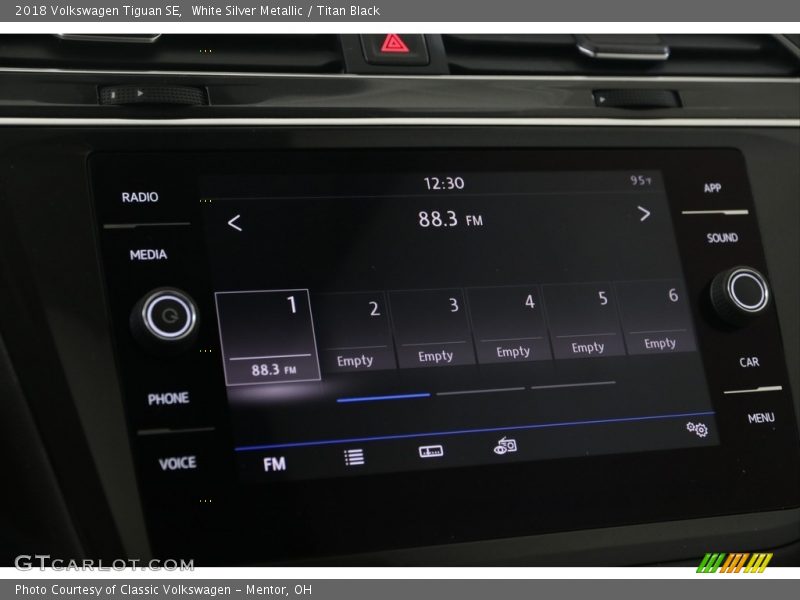 White Silver Metallic / Titan Black 2018 Volkswagen Tiguan SE