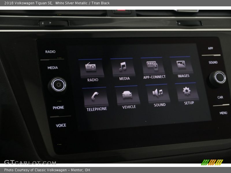 White Silver Metallic / Titan Black 2018 Volkswagen Tiguan SE