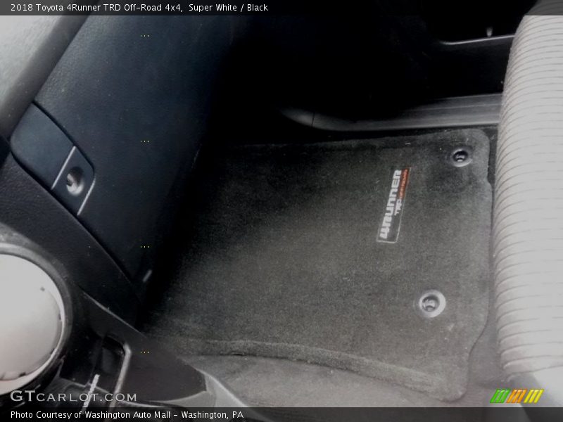 Super White / Black 2018 Toyota 4Runner TRD Off-Road 4x4