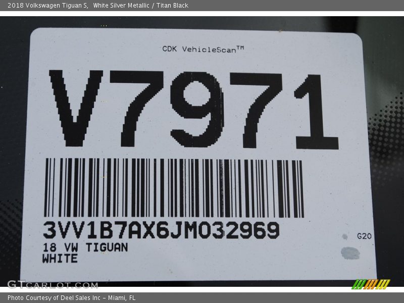 White Silver Metallic / Titan Black 2018 Volkswagen Tiguan S
