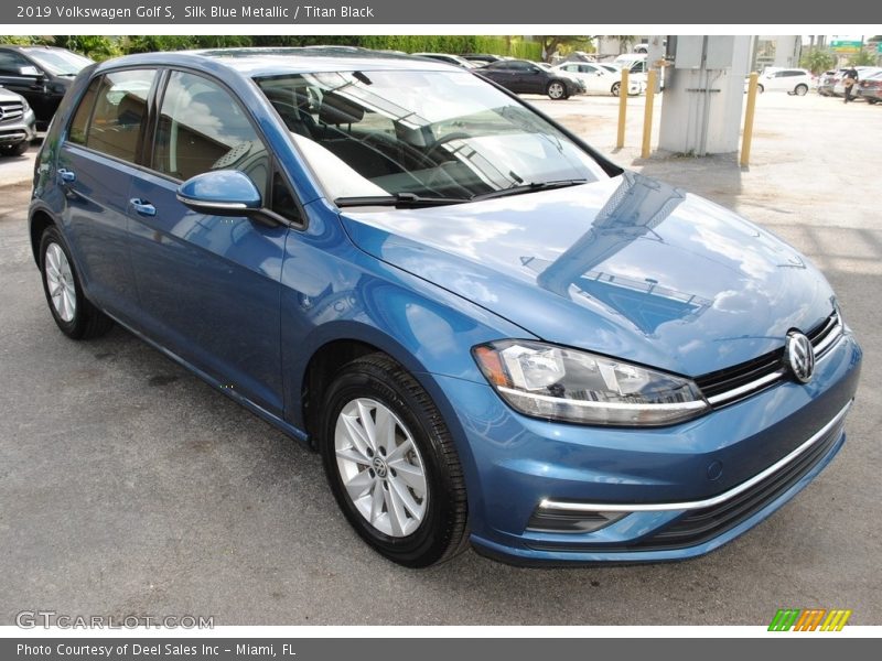 Front 3/4 View of 2019 Golf S