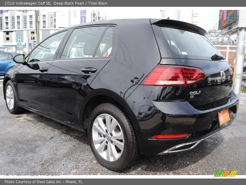 Deep Black Pearl / Titan Black 2019 Volkswagen Golf SE