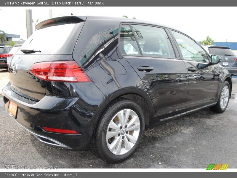 Deep Black Pearl / Titan Black 2019 Volkswagen Golf SE