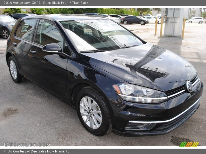 Front 3/4 View of 2019 Golf S